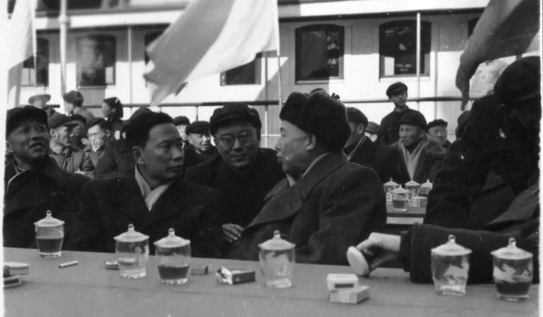 1960年(nian)1月18日(ri),南(nan)京長(zhang)江(jiang)大(da)橋正式(shi)開工(gong)。(左起惠浴宇、彭敏、彭沖) 1960年(nian)1月18日(ri),南(nan)京長(zhang)江(jiang)大(da)橋正式(shi)開工(gong)。(左起惠浴宇、彭敏、彭沖)